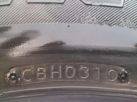 ขายแม็กพร้อมยางTOYOTA 6 รูขอบ15 ยาง255/70R15 ปี10 จำนวน 1 ชุด พร้อมน๊อตแท้ 24 ตัว