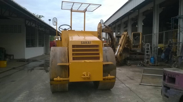 ต้องการขายรถบด3ล้อเหล็กSAKAI R2 ตรวจเช็คทำสีพร้อมใช้ เอกสารเล่มทะเบียน