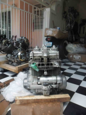 ขายเครื่องcb 8วาล์ลสคาร์บูลูกชักkawazaki kz750สองสูบเป็กเมกาครับ