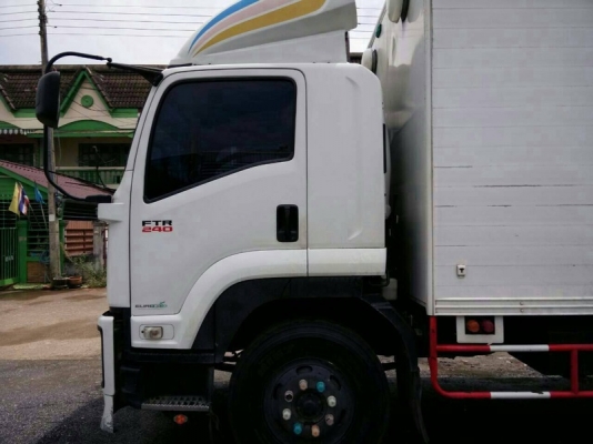 รถอีซูซุ 6 ล้อ ตู้แห้ง  FTR  240 แรงม้า. ปี 52  สนใจติดต่อ 081 - 6079515