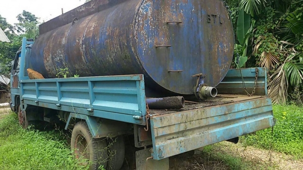 รถอีซูซุ 6 ล้อ รั้ว ( ไม่ดั้ม )  NPR  115 แรงม้า. ปี 33  สนใจติดต่อ 081 - 6079515