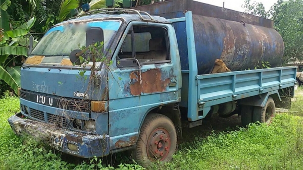 รถอีซูซุ 6 ล้อ รั้ว ( ไม่ดั้ม )  NPR  115 แรงม้า. ปี 33  สนใจติดต่อ 081 - 6079515