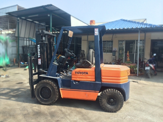 ขายด่วนๆ โฟล์คลิฟ TOYOTA รุ่น5 ยอดนิยม 3 ตัน เครื่องดีเซล1Zเครื่องดีเกียร์ดีมากๆ ยางเต็มๆแบตใหม่แกะกล่อง พร้อมใช้งาน 285,000 ฿ จะเด็ด