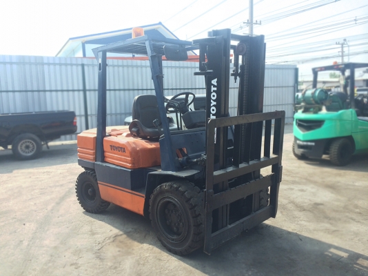 ขายด่วนๆ โฟล์คลิฟ TOYOTA รุ่น5 ยอดนิยม 3 ตัน เครื่องดีเซล1Zเครื่องดีเกียร์ดีมากๆ ยางเต็มๆแบตใหม่แกะกล่อง พร้อมใช้งาน 285,000 ฿ จะเด็ด