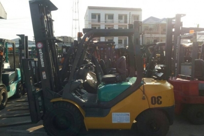 ขาย. รถโฟล์คลิฟท์ KOMATSU FG30 รุ่น 16เครื่องยนต์เบนซิล+แก็ส เกียร์ ออโต้