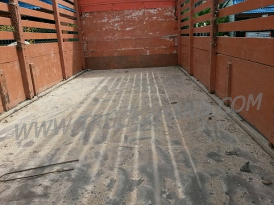 รถบรรทุก 6 ล้อ ยี่ห้ออีซูซุ เป็นกระบะไม้+หัวไม้