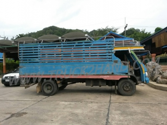 รถบรรทุก 6 ล้อ ยี่ห้ออีซูซุ เป็นกระบะไม้+หัวไม้