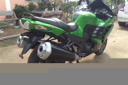 ธารนนทบุรี//ขาย kawasaki Ninja zzr1400 ปี2012 เดิมๆสวยๆ  เครื่องสมบูรณ์ ระบบไฟสมบูรณ์ทุกจุด เอกสารอินวอยท์ -สรรพสารมิตร