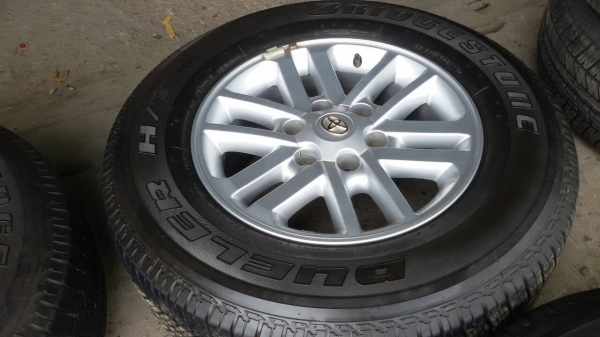 ล้อ ฟอจูนเนอร์ขอบ17พร้อมยาง Bridgestone  ปลายปี12 ลงพื้นใช้งานปี13