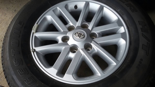 ล้อ ฟอจูนเนอร์ขอบ17พร้อมยาง Bridgestone  ปลายปี12 ลงพื้นใช้งานปี13