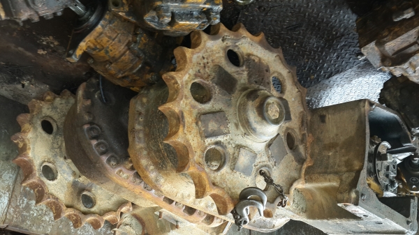 ตัวเดิน Pc 200 มอเตอร์ตรง ราคา 130000 ถ้าไม่เอามอเตอร์เหลือ 100000 บาท