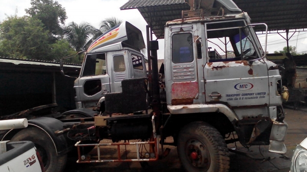 ขายรถบรรทุก สิบล้อหัวลาก Nissan พร้อมทะเบียน