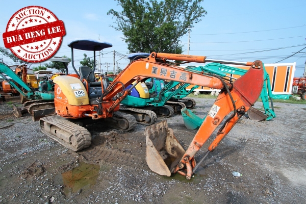 AUC 7 Code 106  รถขุดเล็ก KOMATSU PC35MR-1  ราคา เริ่มต้นการประมูล 350,000 บาท