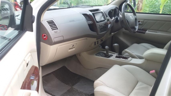 Fortuner V Excusive ตัวท็อปสุด ปี06 เครื่อง3000 เกียร์ออโต้โฟร์วิน Airbag Abs Navi วิ่ง 150,xxx โล ไม่มีอุบัติเหตุ ไม่เคยทำสี ดูรถทดลองขับได้