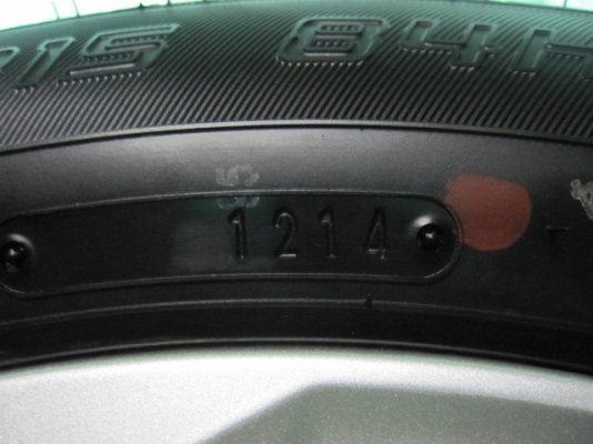 ขายล้อแม็กป้ายแดง TOYOTA YARIS พร้อมยางปี 14 ขอบ 15 ตุ่มหน้ายางมีครบ