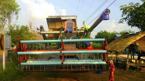 **680,000 บ.ต่อรอง**ขายรถเกี่ยวข้าวแบบอุ้ม ขนาดกลาง "บางไทร การช่าง" อุ้ม2ตัน เครื่องยนต์ HINO HO7D-195 เทอโบ ตัวเดิน10HT ปั้มไดกิ้นเบอร์22 เครื่องดี แน่นดี แรง ปั้มดี แน่น ช่วงล่าง80\% โซ่ดี ตัวเดินดี แทร้กครบ โรลเลอร์ดี รถใช้งานทำงานปกติ ลุยงาน **680,000 บ.ต่อรอง**ขายรถเกี่ยวข้าวแบบอุ้ม ขนาดกลาง "บางไทร การช่าง" อุ้ม2ตัน เครื่องยนต์ HINO HO7D-195 เทอโบ ตัวเดิน10HT ปั้มไดกิ้นเบอร์22 เครื่องดี แน่นดี แรง ปั้มดี แน่น ช่วงล่าง80\% โซ่ดี ตัวเดินดี แทร้กครบ โรลเลอร์ดี รถใช้งานทำงานปกติ ลุยงาน