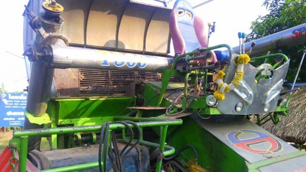 **680,000 บ.ต่อรอง**ขายรถเกี่ยวข้าวแบบอุ้ม ขนาดกลาง "บางไทร การช่าง" อุ้ม2ตัน เครื่องยนต์ HINO HO7D-195 เทอโบ ตัวเดิน10HT ปั้มไดกิ้นเบอร์22 เครื่องดี แน่นดี แรง ปั้มดี แน่น ช่วงล่าง80\% โซ่ดี ตัวเดินดี แทร้กครบ โรลเลอร์ดี รถใช้งานทำงานปกติ ลุยงาน **680,000 บ.ต่อรอง**ขายรถเกี่ยวข้าวแบบอุ้ม ขนาดกลาง "บางไทร การช่าง" อุ้ม2ตัน เครื่องยนต์ HINO HO7D-195 เทอโบ ตัวเดิน10HT ปั้มไดกิ้นเบอร์22 เครื่องดี แน่นดี แรง ปั้มดี แน่น ช่วงล่าง80\% โซ่ดี ตัวเดินดี แทร้กครบ โรลเลอร์ดี รถใช้งานทำงานปกติ ลุยงาน