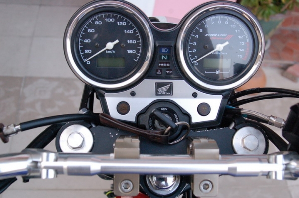 ขอขาย CB4OO TEC3 2OO6 ลายธงชาติสวยๆๆ ของแต่งเพียบสักคันครับ<<สรรพสามิตตัวจริง>>