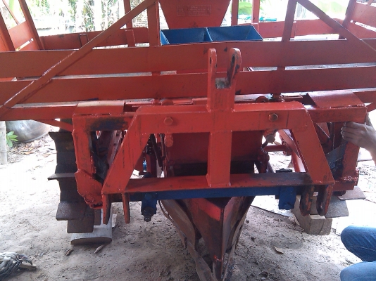 เครื่องปลูกอ้อยกลกิจพร้อมใช้ครับราคาเบาๆครับร่องคู่ สำหรับรถไถ70แรงขึ้นไป เครื่องปลูกอ้อยกลกิจพร้อมใช้ครับราคาเบาๆครับร่องคู่ สำหรับรถไถ70แรงขึ้นไป