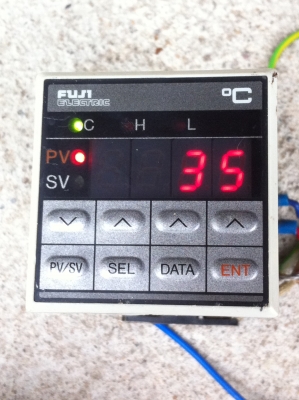 เครื่องวัดแสดงและควบคุมอุณหภูมิ FUJI ขนาด 484*48 มม.ผลิต ญี่ปุ่น ใช้ไฟได้ตั้งแต่ 85 - 265 V. ควมคุมอุณหภูมิไม่ให้เกินจากที่