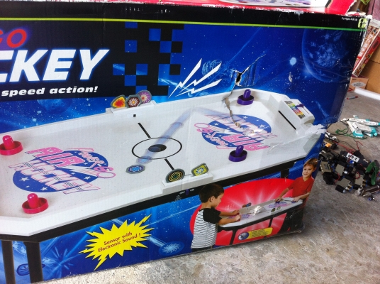 เครื่องเล่น AIR HOCKEY เป็นแบบที่มีลมเป่าช่วยจากด้านล่างขึ้นมาดันแผ่นที่จะตีจากผู้เล่นทั้งสองฝั่ง เครื่องเล่น AIR HOCKEY เป็นแบบที่มีลมเป่าช่วยจากด้านล่างขึ้นมาดันแผ่นที่จะตีจากผู้เล่นทั้งสองฝั่ง