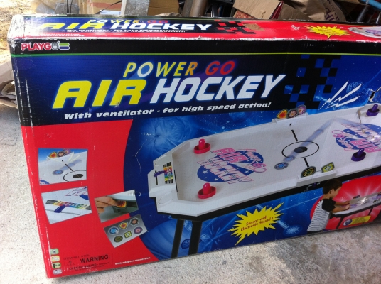 เครื่องเล่น AIR HOCKEY เป็นแบบที่มีลมเป่าช่วยจากด้านล่างขึ้นมาดันแผ่นที่จะตีจากผู้เล่นทั้งสองฝั่ง