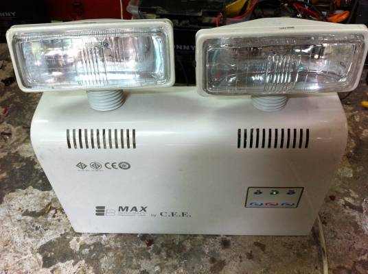 ไฟฉุกเฉิน MAX BRIGHT เครื่องจะเปิดไฟแสงสว่านเมื่อไฟฟ้าในระบบดับ ใช้ติดตามผนัง(มี40อัน)