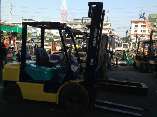 รถยกโคมัสสึรุ่น 12 ยก 2.5 ตัน เสาสูง 4 เมตร เครื่องดีเซล เกียร์ออโต้