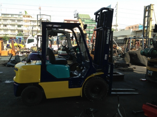 รถยกโคมัสสึรุ่น 12 ยก 2.5 ตัน เสาสูง 4 เมตร เครื่องดีเซล เกียร์ออโต้