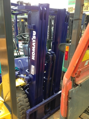 รถยกโคมัสสึรุ่น 12 ยก 2.5 ตัน เสาสูง 4.50 เมตร เครื่องดีเซล เกียร์ออโต้