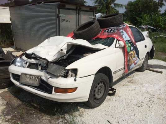 ขายรถอุบัติเหตุ พร้อมเล่มทะเบียน ราคาเบาๆ toyota corona สีขาว