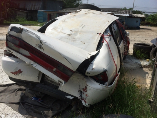 ขายรถอุบัติเหตุ พร้อมเล่มทะเบียน ราคาเบาๆ toyota corona สีขาว