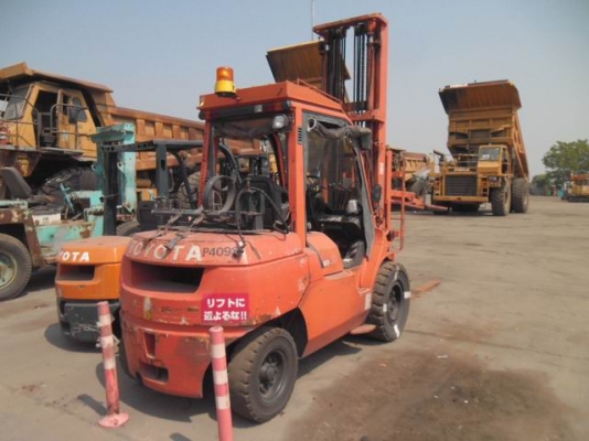 FORK LIFT TOYOTA 4 TON