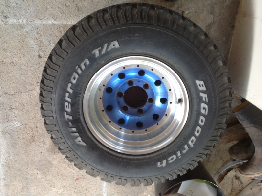 ยาง 31 B F. พร้อมแม็กขอบ15หน้าแม็กกว้าง8นิ้วสภาพสวย2วง7000บาท