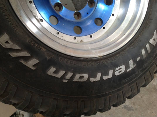 ยาง 31 B F. พร้อมแม็กขอบ15หน้าแม็กกว้าง8นิ้วสภาพสวย2วง7000บาท