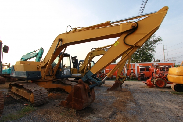 AUC 7 Code 107 รถขุดใหญ่ KOMATSU PC200-3 ราคา เริ่มต้นการประมูล 700,000 บาท AUC 7 Code 107 รถขุดใหญ่ KOMATSU PC200-3 ราคา เริ่มต้นการประมูล 700,000 บาท