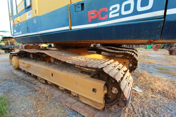 AUC 7 Code 107  รถขุดใหญ่ KOMATSU PC200-3  ราคา เริ่มต้นการประมูล 700,000 บาท