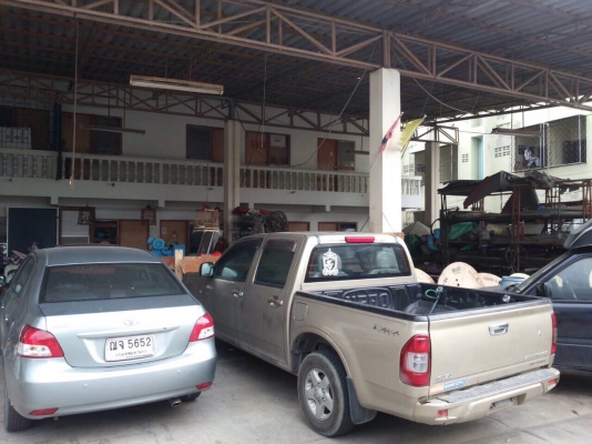 ขายที่ดินพร้อมสิ่งปลูกสร้าง เนื้อที่ 130 ตร.วา มีบ้านพัก พร้อมห้องเช่า 10 ห้อง มีที่จอดรถ ทำเลดีมาก อยู่ติดโลตัสศรีนครินทร์