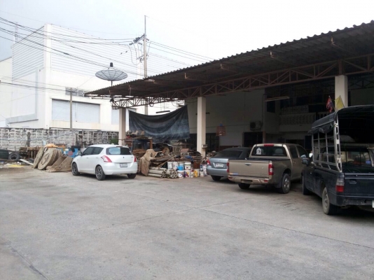 ขายที่ดินพร้อมสิ่งปลูกสร้าง เนื้อที่ 130 ตร.วา มีบ้านพัก พร้อมห้องเช่า 10 ห้อง มีที่จอดรถ ทำเลดีมาก อยู่ติดโลตัสศรีนครินทร์