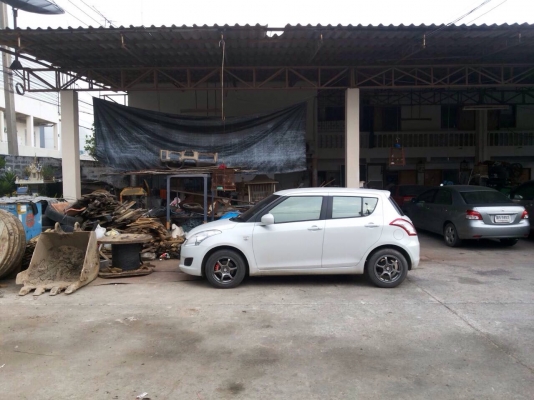 ขายที่ดินพร้อมสิ่งปลูกสร้าง เนื้อที่ 130 ตร.วา มีบ้านพัก พร้อมห้องเช่า 10 ห้อง มีที่จอดรถ ทำเลดีมาก อยู่ติดโลตัสศรีนครินทร์