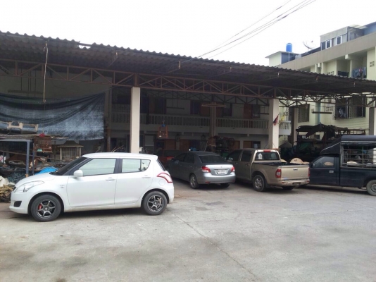 ขายที่ดินพร้อมสิ่งปลูกสร้าง เนื้อที่ 130 ตร.วา มีบ้านพัก พร้อมห้องเช่า 10 ห้อง มีที่จอดรถ ทำเลดีมาก อยู่ติดโลตัสศรีนครินทร์