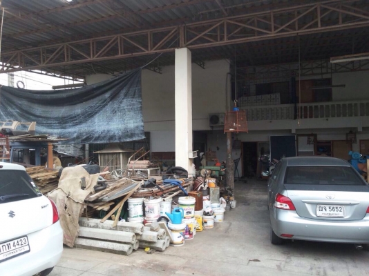 ขายที่ดินพร้อมสิ่งปลูกสร้าง เนื้อที่ 130 ตร.วา มีบ้านพัก พร้อมห้องเช่า 10 ห้อง มีที่จอดรถ ทำเลดีมาก อยู่ติดโลตัสศรีนครินทร์