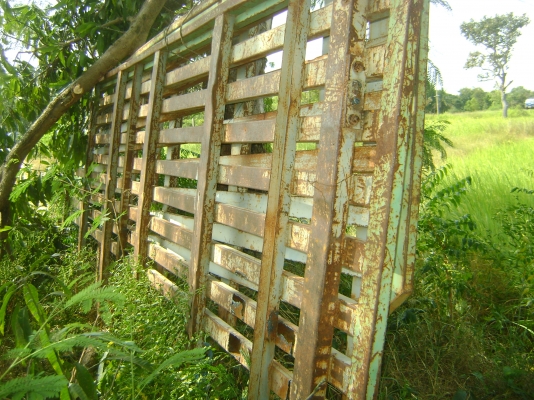 แผงข้างเหล็ก  ขายเป็นกิโลๆ ละ   35  บาท