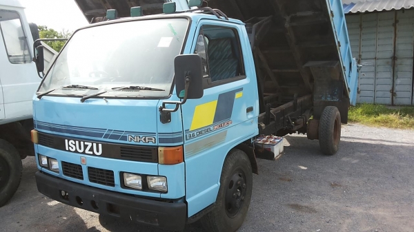 **390,000 บ.ต่อรอง**ขาย6ล้อดั้มดิน5คิว ISUZU NKR 110 NKR58LU5M 4BE1 110HP ห้างแท้เกียร์สั้น ปี40 เครื่องเดิมเกียร์เดิม 4BE1-110แรงฝาดำ เครื่องแน่น แห้งดี แรงดีไม่เยิ้ม เกียร์สั้น เข้าง่ายไม่หลุด ไม่หอน ช่วงล่าง คานหน้าเดิม เฟืองท้ายใหญ่ เสี่ยสั่งลุย คัสซี **390,000 บ.ต่อรอง**ขาย6ล้อดั้มดิน5คิว ISUZU NKR 110 NKR58LU5M 4BE1 110HP ห้างแท้เกียร์สั้น ปี40 เครื่องเดิมเกียร์เดิม 4BE1-110แรงฝาดำ เครื่องแน่น แห้งดี แรงดีไม่เยิ้ม เกียร์สั้น เข้าง่ายไม่หลุด ไม่หอน ช่วงล่าง คานหน้าเดิม เฟืองท้ายใหญ่ เสี่ยสั่งลุย คัสซี