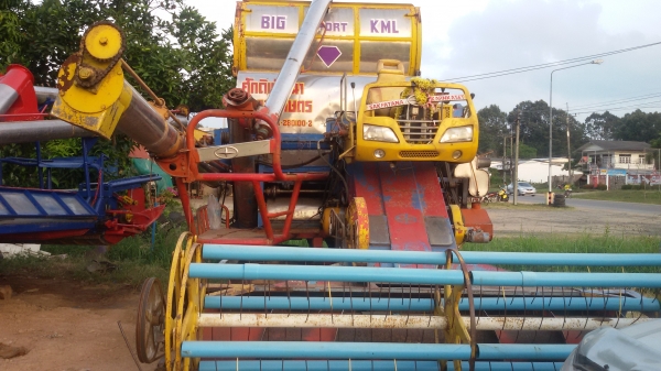 ดูการเกี่ยวได้วันอาทิตย์ไปเกี่ยวศรีเกษ490000เช็คพร้อมเกี่ยว ทำสีให้ใหม่