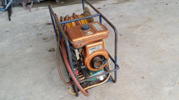 เครื่องฉีดยาแรงดัน KAWAZAKI พร้อมสายฉีด  เก่าญี่ปุ่น สภาพดี เครื่องพร้อมใช้งาน สายยาว 100 เมตร