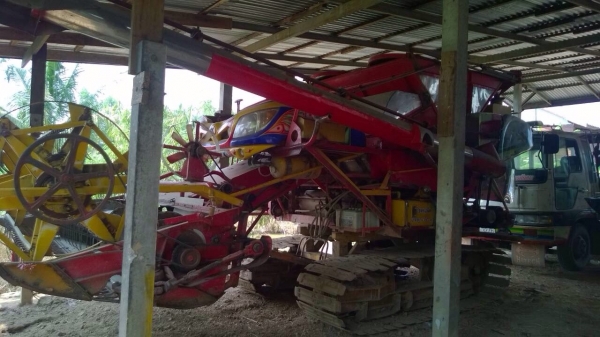 ขายรถเกี่ยวข้าวจ้าวข้าง ปี 46 เครื่อง Isuzu 6HH-210 แรง ตัวเดิน 10 ht ปั๊มแฝด ระสวยพร้อมใช้งาน