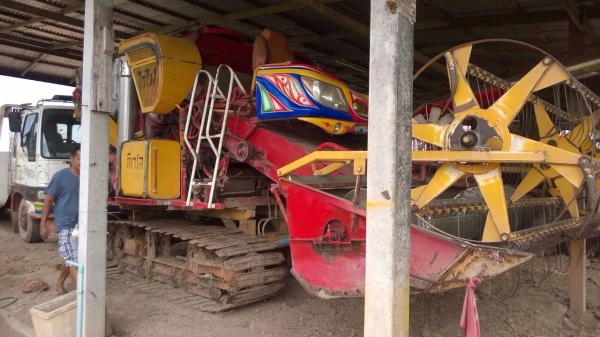 ขายรถเกี่ยวข้าวจ้าวข้าง ปี 46 เครื่อง Isuzu 6HH-210 แรง ตัวเดิน 10 ht ปั๊มแฝด ระสวยพร้อมใช้งาน