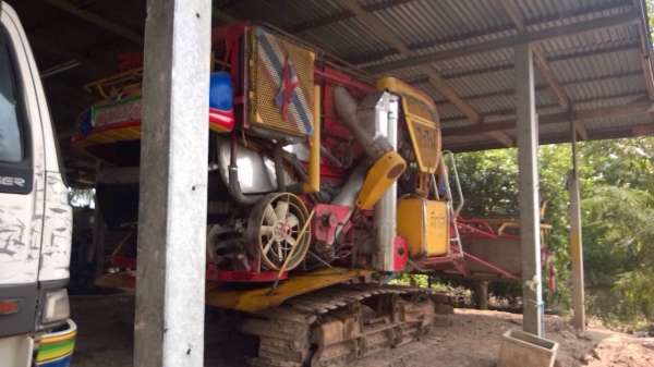 ขายรถเกี่ยวข้าวจ้าวข้าง ปี 46 เครื่อง Isuzu 6HH-210 แรง ตัวเดิน 10 ht ปั๊มแฝด ระสวยพร้อมใช้งาน