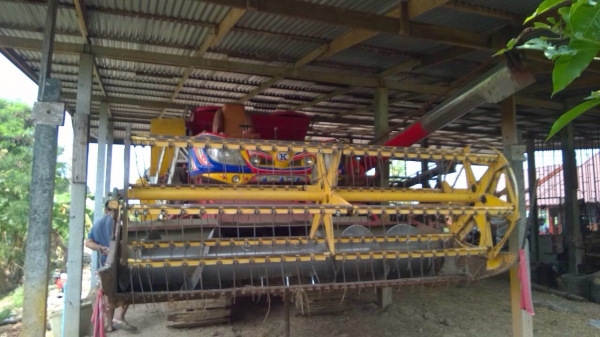 ขายรถเกี่ยวข้าวจ้าวข้าง ปี 46 เครื่อง Isuzu 6HH-210 แรง ตัวเดิน 10 ht ปั๊มแฝด ระสวยพร้อมใช้งาน